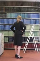 Frau-Bibliothek_adpic.jpg